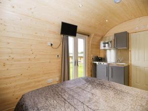 een slaapkamer in een tiny house met een bed bij Suffolk in Axbridge