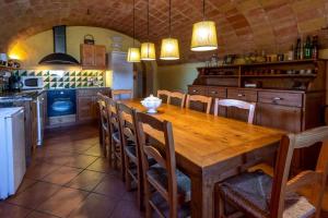 cocina grande con mesa de madera y sillas en Ermita de Santa Llúcia Casa rural histórica, en Tonya