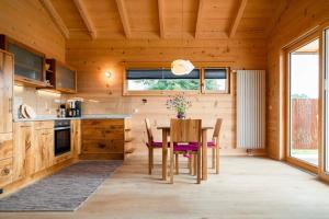 uma cozinha e sala de jantar com mesa e cadeiras em Himmelreich-Chalets em Lam