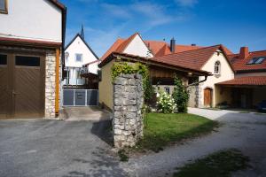 una casa con un pilar de piedra y un garaje en Ferienwohnung Erik, en Bad Staffelstein
