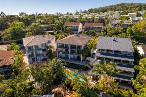 una vista aérea de una localidad turística con palmeras en Myuna Holiday Apartments, en Noosa Heads