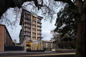 un edificio al lado de una calle en Premier Hotel Pretoria, en Pretoria