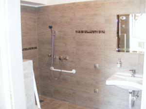 A bathroom at Kétbodonyi Apartments