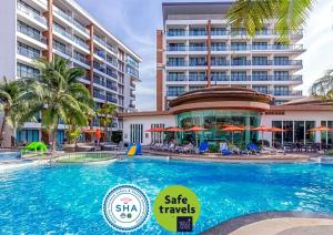 卡塔海灘的住宿－The Beach Heights Resort SHA Plus，一座带大型建筑的度假村的游泳池