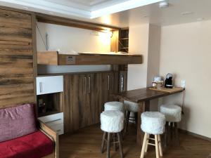 a room with a bar with stools and a table at Hotel Sperling mit E-Ladestation in Speyer