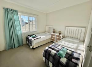Легло или легла в стая в 26 Settler Sands Beachfront Accommodation Sea View