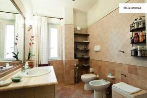 villa la camargue في جيتا: حمام مع مرحاض ومغسلة