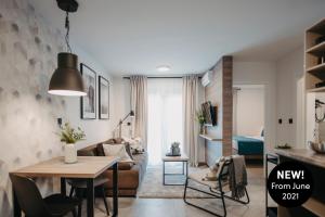 sala de estar con mesa y sofá en Premium Apartments Terme Sveti Martin, en Sveti Martin na Muri