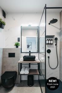 Premium Apartments Terme Sveti Martin في سفيتي مارتن نا موري: حمام مع حوض ودش