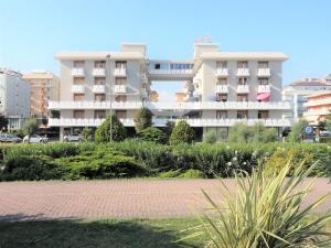 Un gran edificio de apartamentos en el centro de una ciudad. en Corso - Appartamenti, en Bibione 20 fotos más