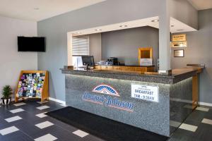 
The lobby or reception area at Howard Johnson by Wyndham Gananoque
