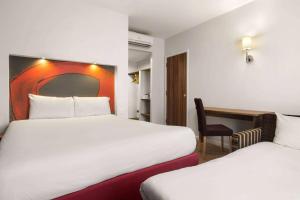 Postel nebo postele na pokoji v ubytování Ramada London Stansted Airport