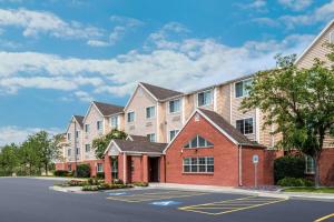 Un gran edificio con un estacionamiento enfrente. en Microtel Inn & Suites by Wyndham Salt Lake City Airport, en Salt Lake City