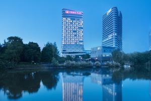 Výhled na řeku, která protéká v blízkosti hotelu