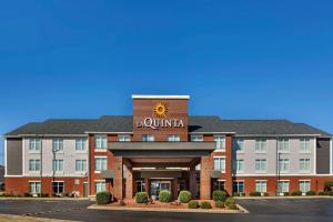 a rendering of the front of a hotel at La Quinta by Wyndham Oxford - Anniston in Oxford