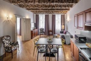 kuchnia i salon ze stołem i krzesłami w obiekcie Chateau 9 Apartments by Adrez w Pradze