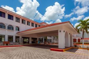 un gran edificio blanco con techo rojo en Cozumel Hotel & Resort Trademark Collection by Wyndham en Cozumel