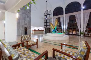 eine Lobby mit einem Brunnen in der Mitte eines Gebäudes in der Unterkunft Cozumel Hotel & Resort Trademark Collection by Wyndham in Cozumel