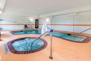 Bazén v ubytování Comfort Inn Near UNT nebo v jeho okolí