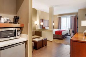 una camera d'albergo con letto e soggiorno di Comfort Suites St George - University Area a St. George