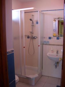 A bathroom at Bundi Vendégház