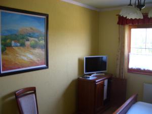 A television and/or entertainment centre at Bundi Vendégház