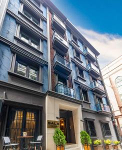 un edificio azul con una mesa delante en SALA SUITES en Estambul