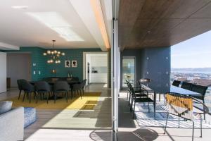 Χώρος καθιστικού στο Luxury 4 bedr Flat w/ PANORAMIC Views & Pool!!