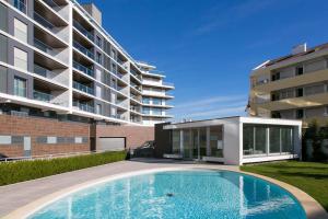 Afbeelding uit fotogalerij van Luxury 4 bedr Flat w/ PANORAMIC Views & Pool!! in Algés
