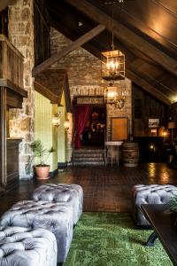 una habitación con un montón de otomanas en un edificio en Old Stone Inn Boutique Hotel, en Niagara Falls