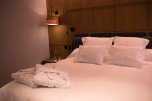 Łóżko lub łóżka w pokoju w obiekcie Vallivana Suites