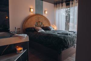 เตียงในห้องที่ La Ronde des Bois - Romance et Bien Être - Jacuzzi privatif-piscine-patio