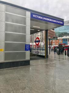 metrostation Aventura met een bord aan de zijkant bij Victoria Belgravia Townhouse in Londen