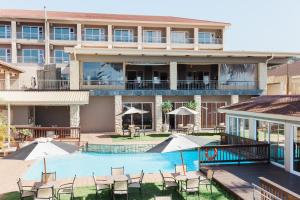 una vista aérea de un hotel con piscina en Umthunzi Hotel and Conference, en Umtentweni