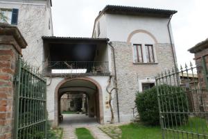 uma entrada para um edifício com uma arcada em Tenuta Terensano em Monleale