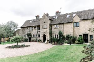 a large stone house with a large yard at The Pear Tree in Purton