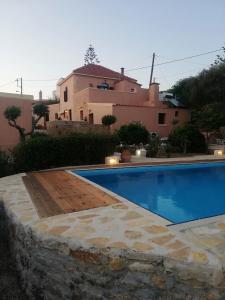 una piscina frente a una casa en Villa Terpsi, en Ravdhoúkha