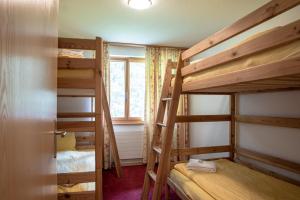 Typically Swiss Hotel Ermitage客房内的一张或多张床位