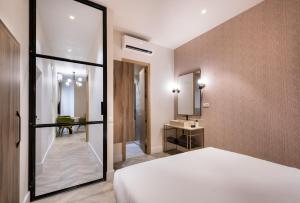 Łóżko lub łóżka w pokoju w obiekcie Mante House - Malasaña Design