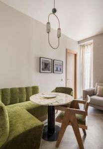 Mante House - Malasaña Design في مدريد: غرفة معيشة مع أريكة وطاولة