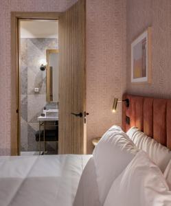 1 dormitorio con 1 cama y baño con ducha en Mante House - Malasaña Design, en Madrid