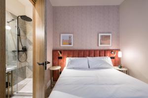 sypialnia z łóżkiem i prysznicem w obiekcie Mante House - Malasaña Design w Madrycie +37 zdjęć