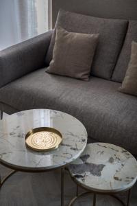 sala de estar con 2 mesas y sofá en Mante House - Malasaña Design, en Madrid