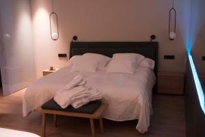 Łóżko lub łóżka w pokoju w obiekcie Vallivana Suites