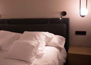 Łóżko lub łóżka w pokoju w obiekcie Vallivana Suites