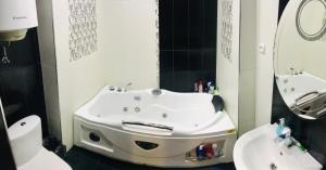 Ένα μπάνιο στο Luxury Apartment with jacuzzi on Republic Square