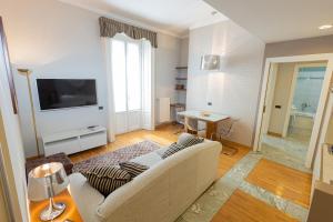 a living room with a couch and a television at Residence De La Gare in Milan