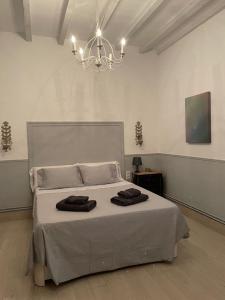 una camera da letto con un letto con due asciugamani sopra di La Masía de Navas a Navas del Pinar