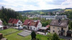 ariale Aussicht auf ein Dorf mit Häusern und Bäumen in der Unterkunft Ferienwohnung Rettinger in Windischeschenbach