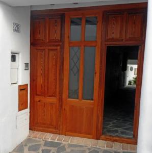 una gran puerta de madera en un edificio con puerta en Charming house ideal for couples and young families, en Tàrbena